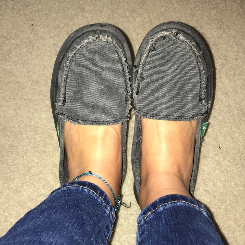 Gray sanuks